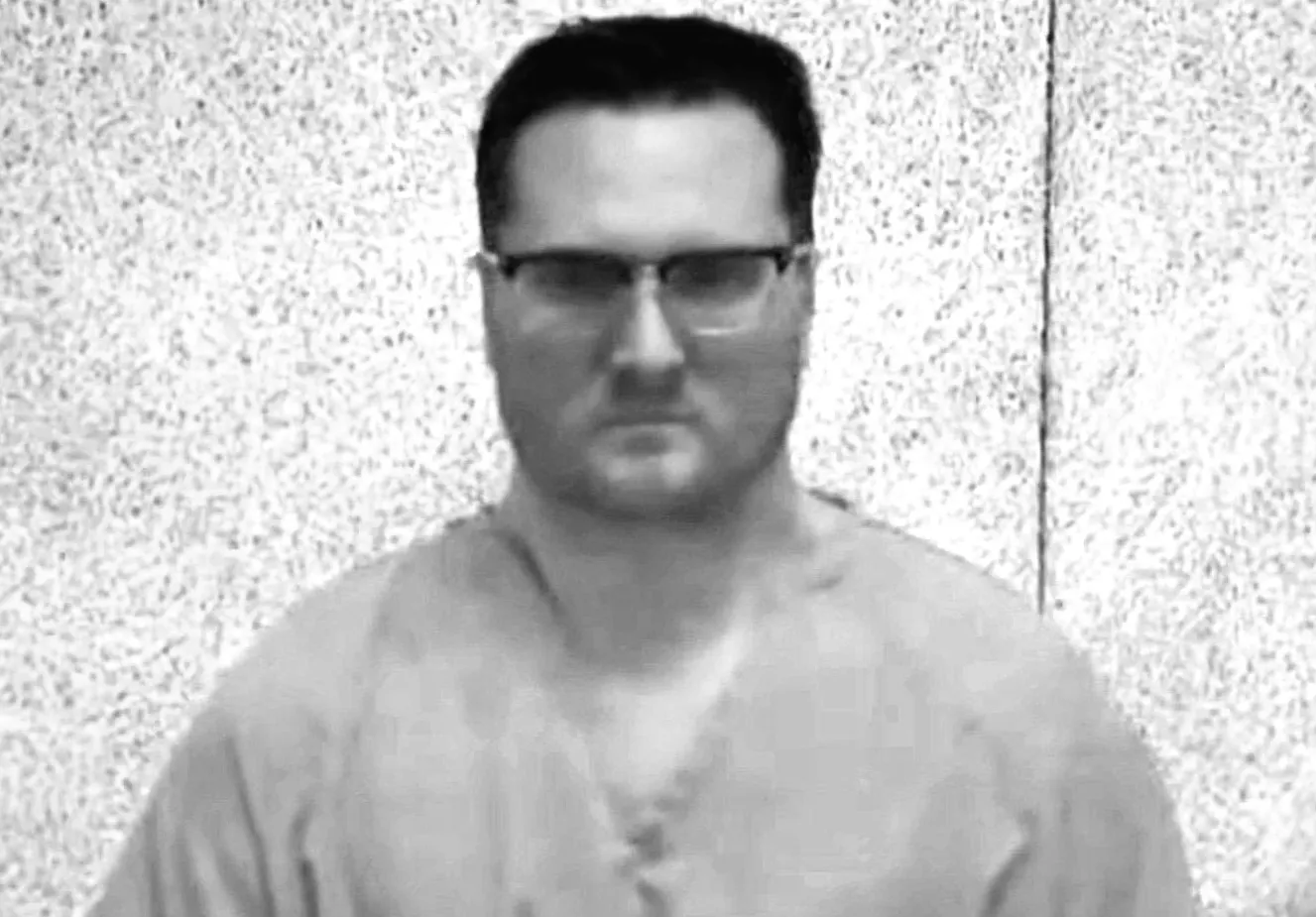 Хірург, обвинувачений у вбивстві колишньої дружини та її чоловіка-стоматолога, подає свідчення на судовому засіданні