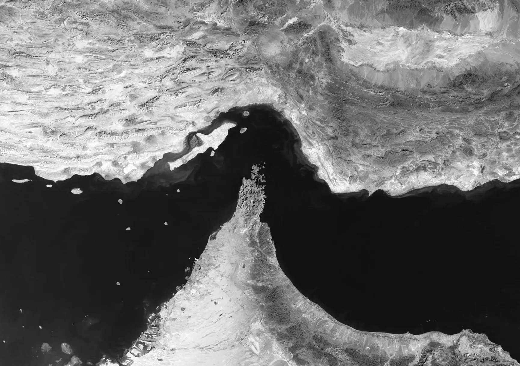 Іран підвищує напругу війни, розмінюючи ключовий маршрут нафти. Оцінка ризиків.