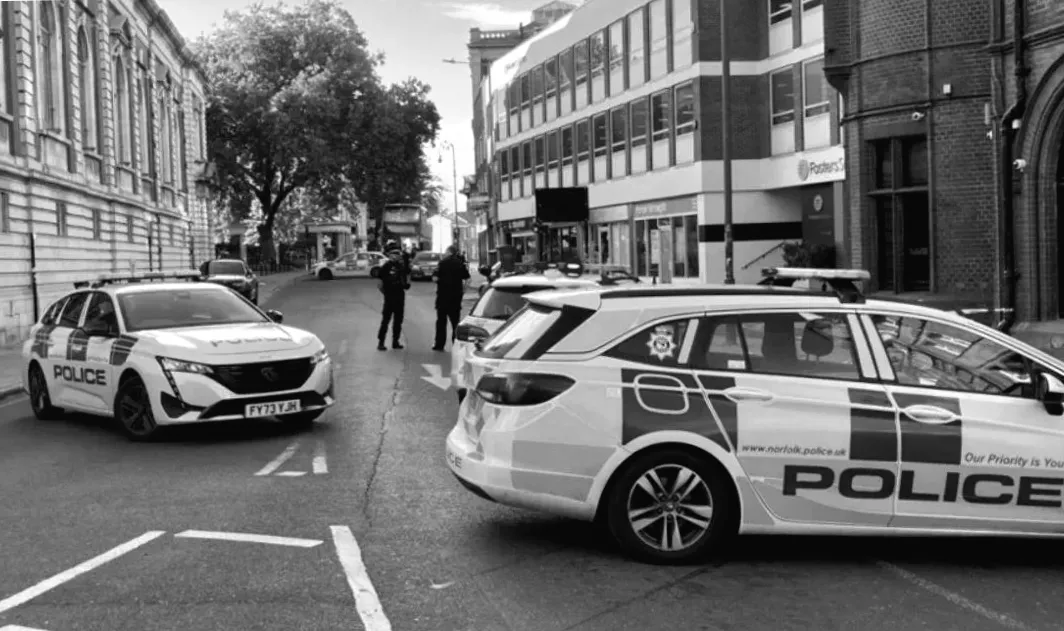 Трьох чоловіків звільнено від подальших дій щодо трекера в автомобілі.