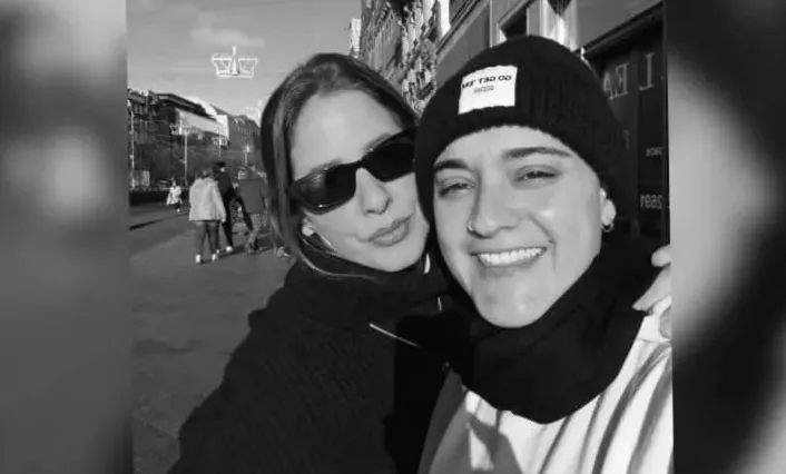 Емілі Дамарі заручилася з подругою Даніель Аміт під час заходу, присвяченого річниці звільнення від ХАМАС