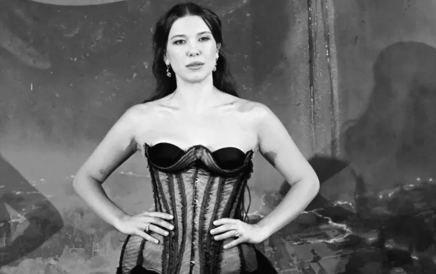 Плаття Tamara Ralph від Millie Bobby Brown з вражаючим високим розрізом