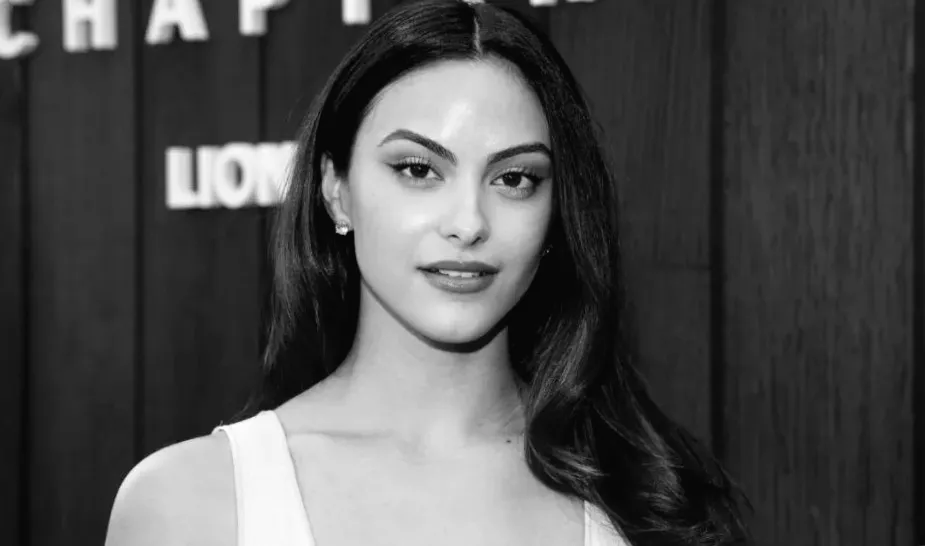 Каміла Мендес у виразній червоній блузці