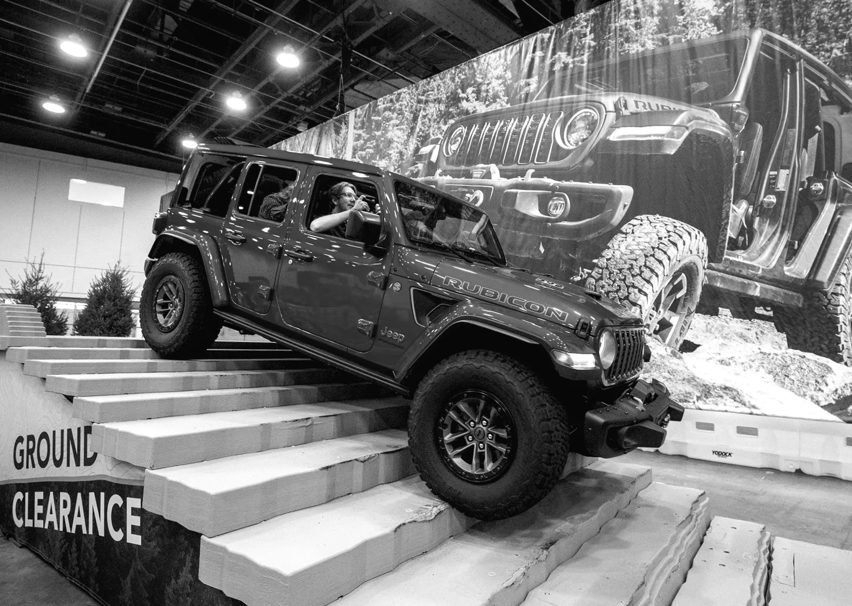 Виробник Jeep Stellantis оголосив про "ресет" бізнесу та великі витрати. Акції обвалилися.