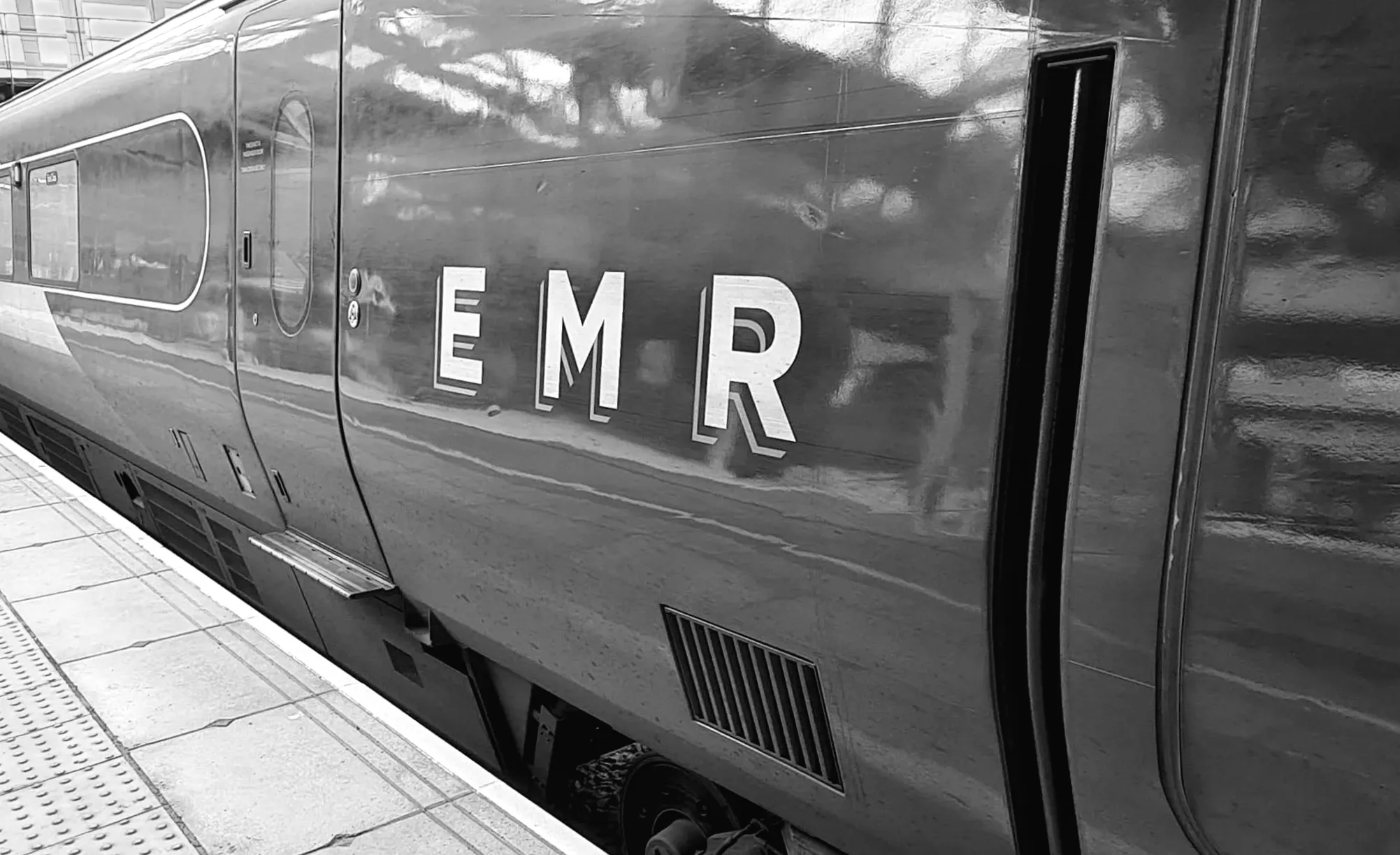 Поїзди зупинились через людину, яку вдарив поїзд