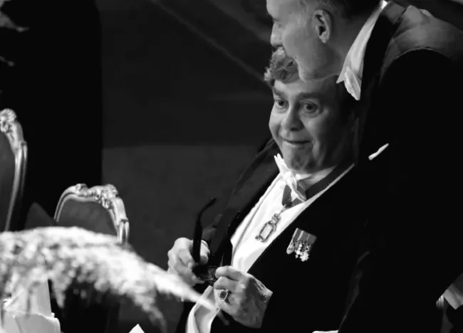 Елтон Джон звинувачує видавця британських таблоїдів у "абохтних" порушеннях конфіденційності