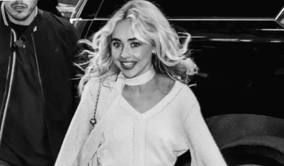 Сабріна Карпентер вражає в архівній сукні Valentino для SNL