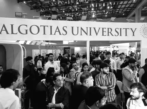 Індійський університет отримав критику за представлення китайського робота як свого.