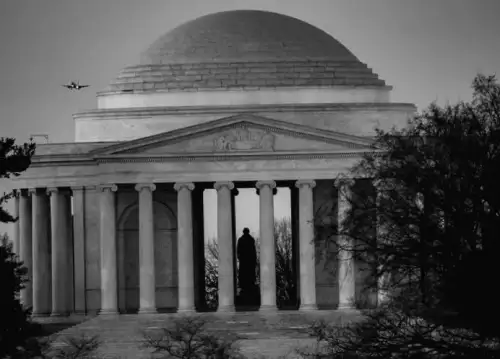 Трамп перетворює Білий дім і Вашингтон: огляд (до 80 знаків)