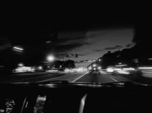 Чоловік з Північної Кароліни звинувачується в слідуванні за водієм на кілька миль і нападі за допомогою металевої батону.