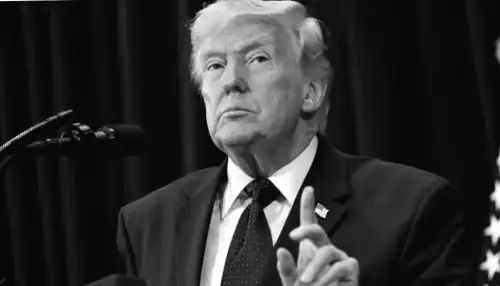 Дональд Трамп вимагає пісню після того, як прихильник втрачає свідомість в Кентукі.