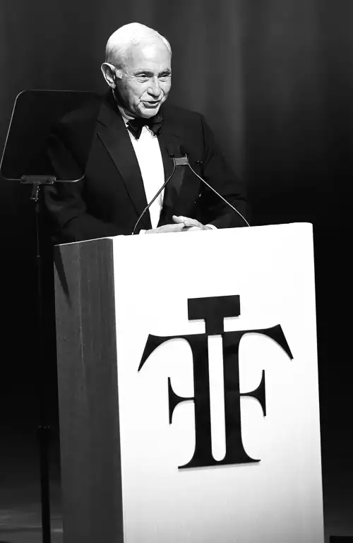 Комітет з питань аудиту будинку готується допитати колишнього співробітника Епштейна Леслі Векснера