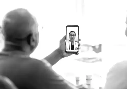 Старші застраховані особи користуються телемедициною через Medicare, свідчать нові дослідження