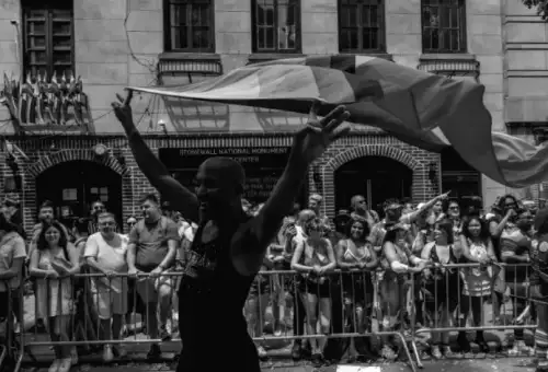 Скандал через видалення прапора гордості LGBTQ з пам'ятника Стоунволл