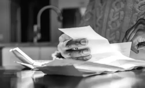 Мільйони американців відмовляються від їжі або скорочують витрати на комунальні послуги, щоб забезпечити собі медичний догляд