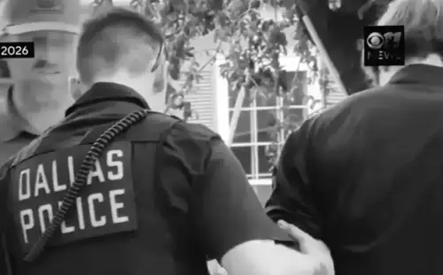 Чоловіка затримано під час вечірки Кена Пакстона після того, як поліція виявила авто, набите боєприпасами.